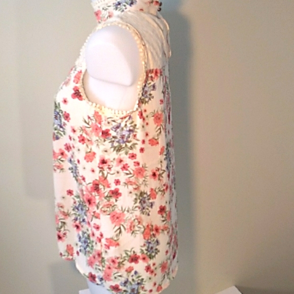 Pretty Floral Print Mock Neck Sleeveless Top with Lace. - Picture 8 of 13